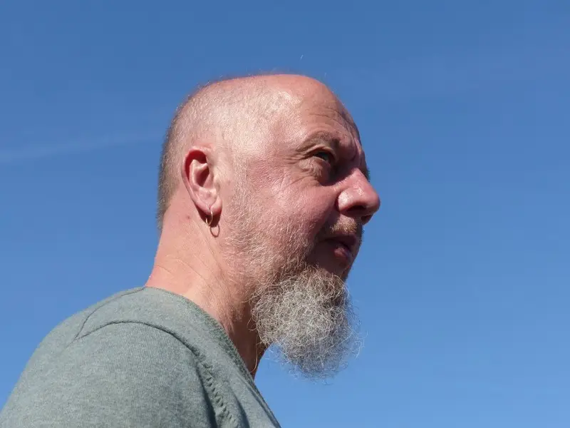 Marko Wäldchen vor strahlendblauem Himmel,
 im Profil